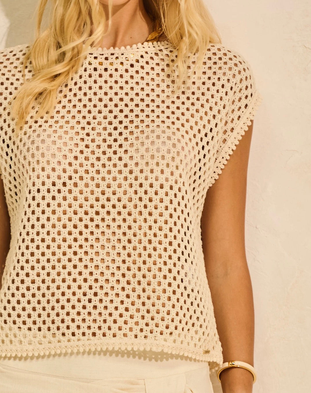 Blusa Regata Curta em Tela Macramê