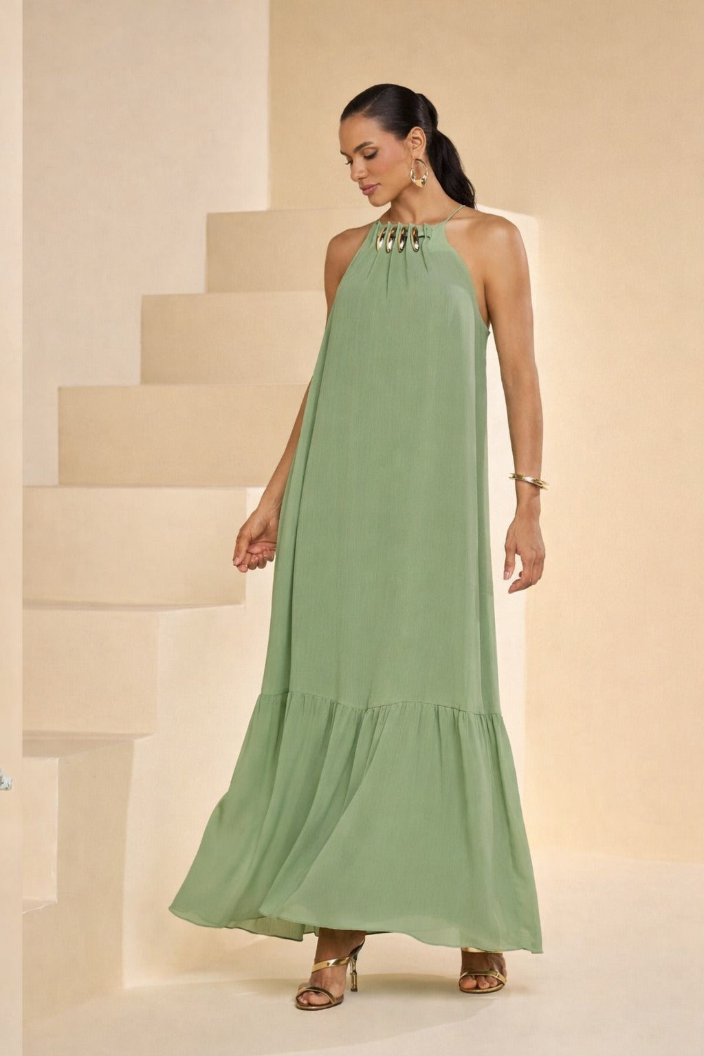 Vestido longo com acessório dourado